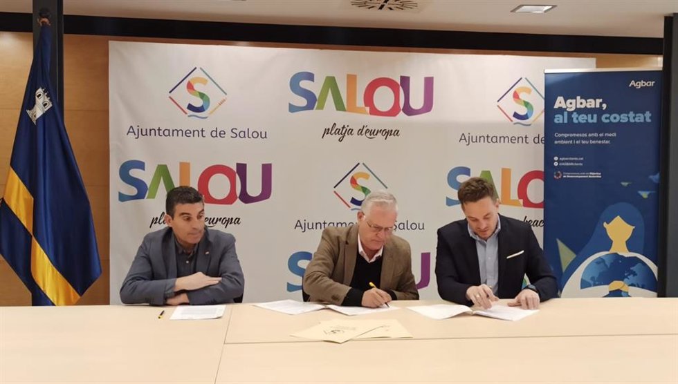 De izquierda a derecha, el presidente del Comité Provincial de Creu Roja en Tarragona, Ramon Grau, ; el alcalde de Salou, Pere Granados,  y el director de Acción Social de Agbar, Felipe Campos.