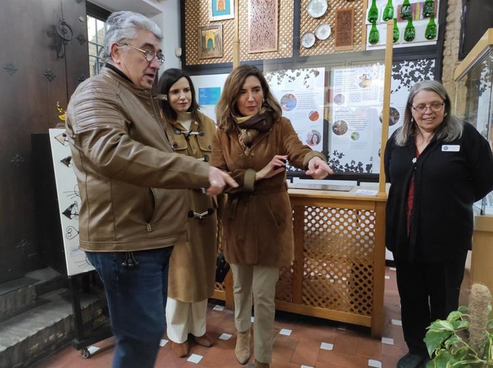 Blanco (centro), durante su visita al Zoco de Córdoba, Zona de Interés Artesanal ubicada en el casco histórico.