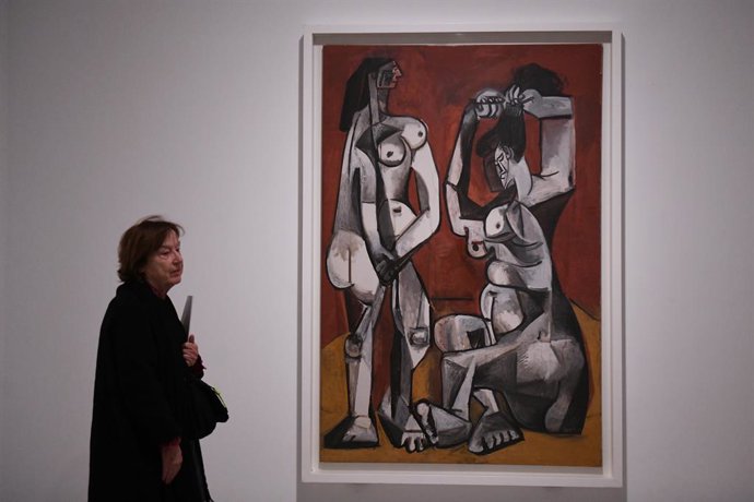 Archivo - Una mujer observa una de las obras de la muestra 'Picasso 1906. La gran transformación', en el Museo Reina Sofía, a 13 de noviembre de 2023, en Madrid (España).El Museo Reina Sofía presenta una muestra que busca investigar, desde la perspectiv