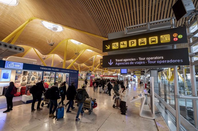 Varias personas en las instalaciones Aeropuerto Adolfo Suárez-Madrid Barajas con motivo de la operación salida en el puente de diciembre, a 5 de diciembre de 2023, en Madrid (España). 