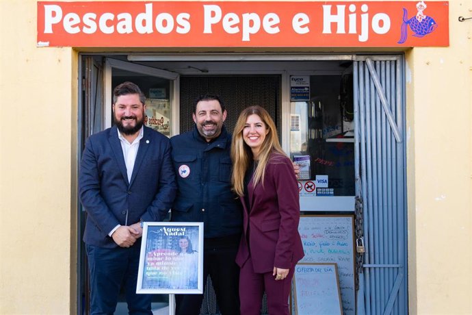 El alcalde de Marratxí, Jaume Llompart, la regidora de Promoción Económica y Comercio, Odette Torres, y un comerciante.