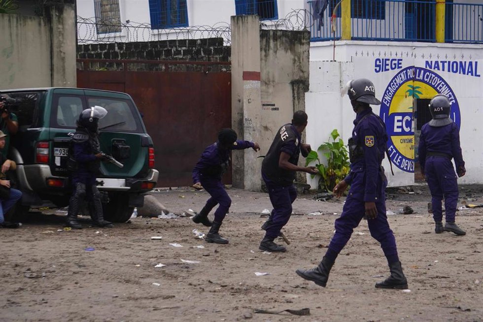 Agentes de la Policía de República Democrática del Congo (RDC) durante una protesta convocada por la oposición para denunciar irregularidades en las elecciones generales de 2023