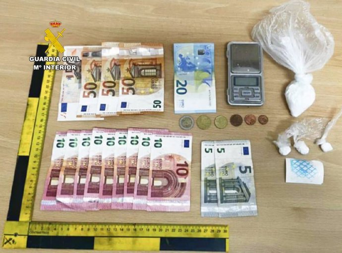 Drogas y dinero en efectivo intervenidos al detenido.