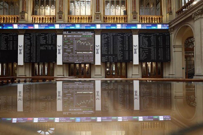 Archivo - Varios paneles del Ibex 35 en el Palacio de la Bolsa, en Madrid (España).