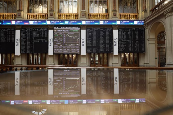 Archivo - Varios paneles del Ibex 35 en el Palacio de la Bolsa, en Madrid (España).