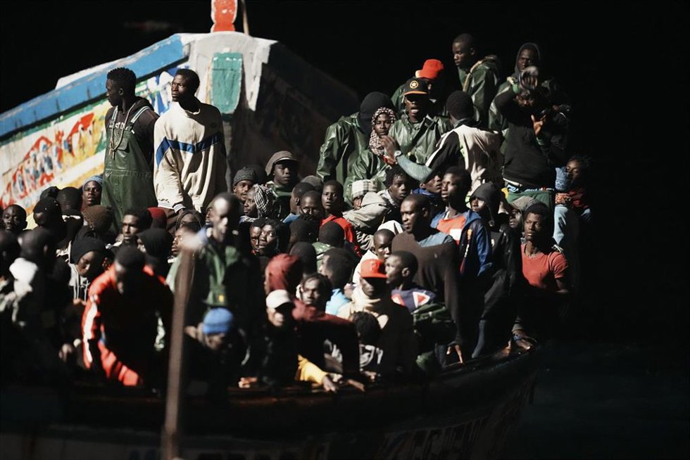 Archivo - Decenas de personas en un cayuco a su llegada al muelle de La Restinga, a 4 de noviembre de 2023, en El Hierro, Islas Canarias (España). 