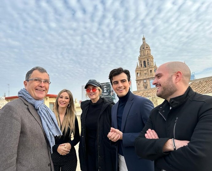 El alcalde de Murcia, José Ballesta, a la izquierda, presenta las Campanadas de Murcia 2023-2024