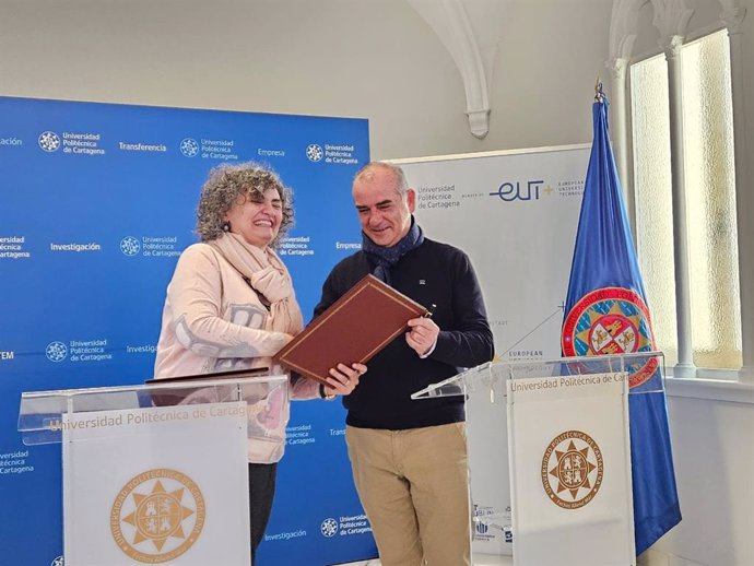 El presidente de PVE, Luciano Poyato, y la rectora de la UPCT, Beatriz Miguel, en el acto de firma de un convenio entre ambas instituciones para desarrollar un juego de realidad virtual que explique los ODS y la Agenda 2030 a los estudiantes.