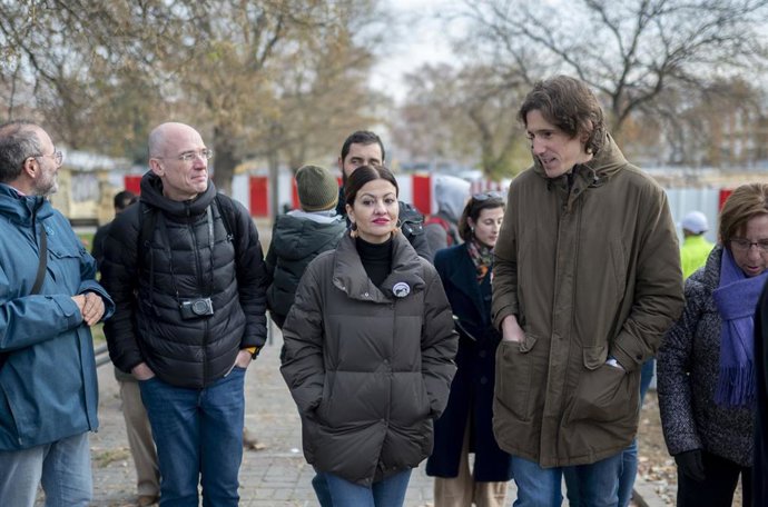 La ministra de Juventud e Infancia, Sira Rego (c), y el portavoz de vecinos y padres de colegio afectado, Mikel Orega (d), durante su visita al Colegio de Educación Infantil y Primaria (CEIP) Perú  