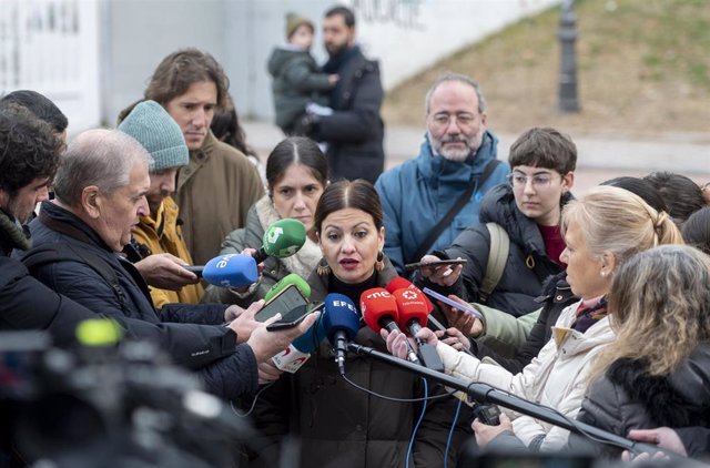 La ministra de Juventud e Infancia, Sira Rego, atiende a los medios de comunicación durante su visita al Colegio de Educación Infantil y Primaria (CEIP) Perú, a 28 de diciembre de 2023, en Carabanchel, Madrid (España).