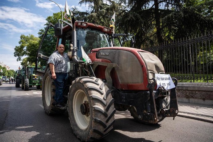 Archivo - Un hombre subido a su tractor participa en una tractorada convocada por la Unión de Uniones de Agricultores y Ganaderos, a 5 de julio de 2023, en Madrid (España).