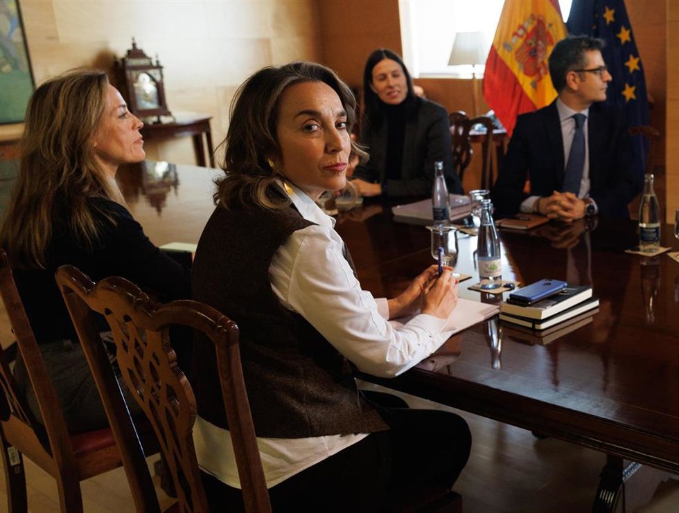 Archivo - La portavoz del Grupo Parlamentario Popular, Cuca Gamarra (1i), se reúne con el ministro de la Presidencia, Relaciones con las Cortes y Memoria Democrática, Félix Bolaños (1d), en una foto de archivo.