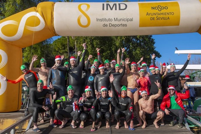 Archivo - Participantes en la San Silvestre solidaria del Club Naútico del pasado año, sobre las aguas del Guadalquivir, 