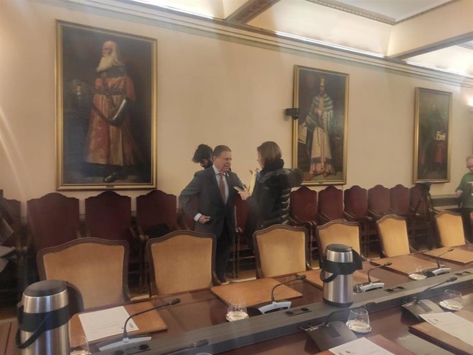 Alfredo Canteli, hablando con una concejala