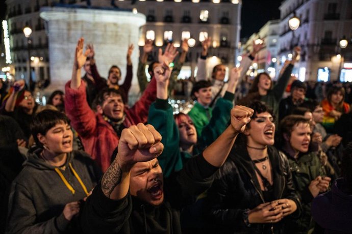 Archivo - Decenas de personas durante una manifestación para defender las leyes Trans y LGTBI de la Comunidad de Madrid, en la Puerta del Sol, a 13 de noviembre de 2023, en Madrid (España).