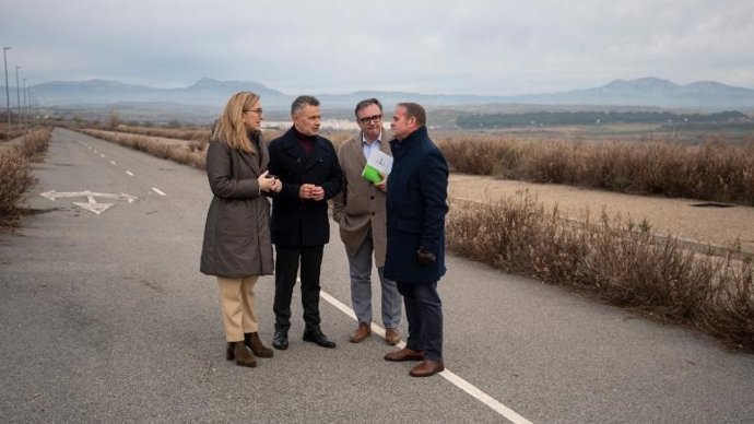 La consejera de Economía, Innovación, Empresa y Trabajo Autónomo, Belinda León, y el alcalde de Logroño, Conrado Escobar, han presentado el convenio  para dotar de  alumbrado público y suministro eléctrico al polígono industrial Las Cañas