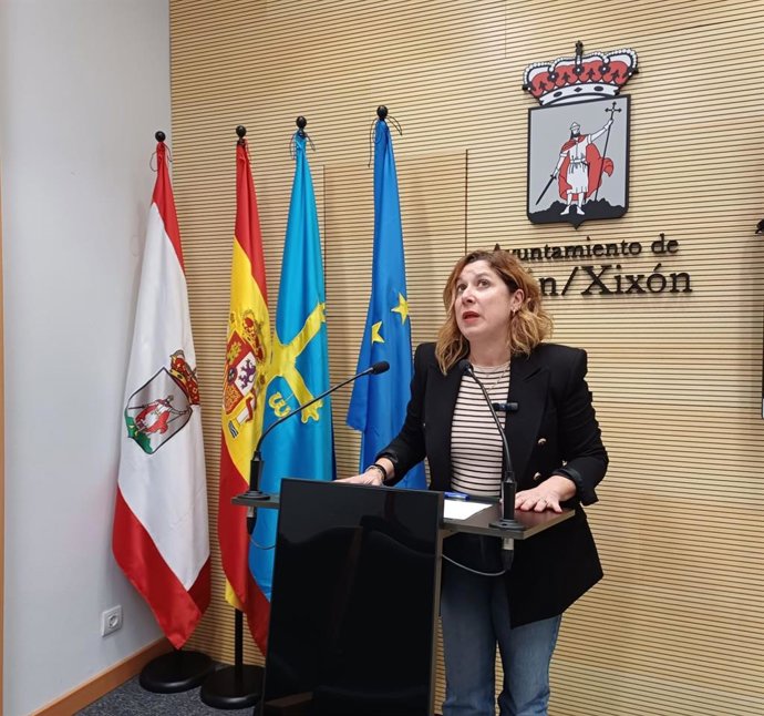 Carmen Eva Pérez Ordieres, concejala del Grupo Municipal Socialista en el Ayuntamiento de Gijón, en rueda de prensa en el Consistorio gijonés.