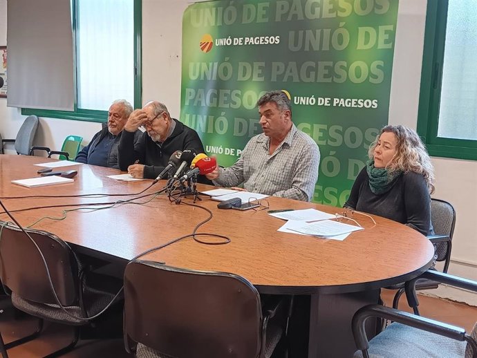 El coordinador territorial d'Unió  de Pagesos en el Camp de Tarragona, Pere Guinovart; el responsable d'Energies Alternatives del sindicat, Jaume Pedrós; el responsable d'organització, Carles Vicente, i la coordinadora de Terres de l'Ebre, Núria Brull