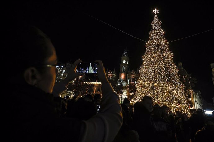 Decenas de personas disfrutan del encendido de la iluminación navideña en la plaza del Ayuntamiento de Valncia. 