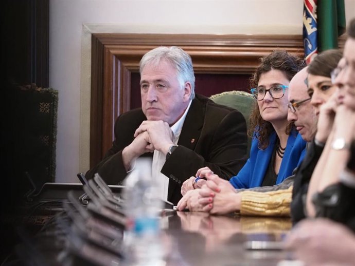 Jose Asiron, regidor d'EH Bildu, durant el debat de la moció de censura en la qual ha estat triat nou alcalde de Pamplona.