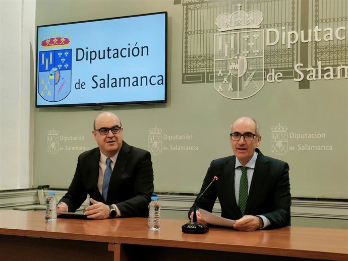 El presidente de la DIputación de Salamanca, Javier Iglesias (d), junto al diputado de Presidencia, Carlos García Sierra (i), en La Salina