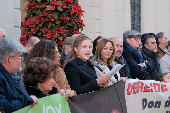 La portavoz de Vox en el Ayuntamiento de Sevilla, Cristina Peláez, en el minuto de silencio contra las "políticas antinatalistas".