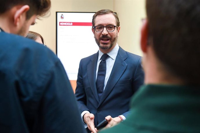 Archivo - El senador del PP Javier Maroto ofrece declaraciones a los medios  