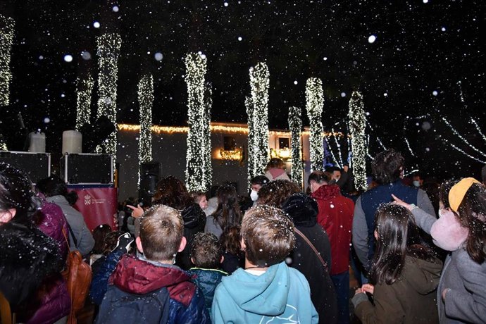 Archivo - Imagen de una de las nevadas organizadas por el Ayuntamiento de Tomares (Sevilla) en navidades pasadas.