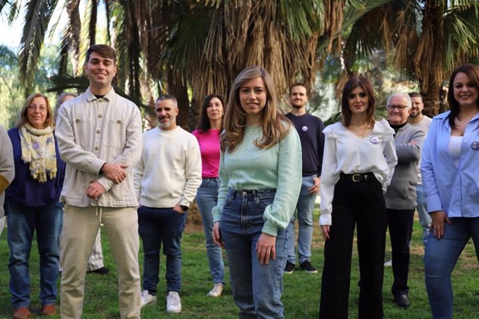 La candidata a liderar Podem María Teresa Pérez y su equipo