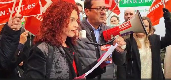 La secretaria general de la Federación de Enseñanza de CCOO de Extremadura, Lourdes Núñez, en la concentración de trabajadores d elos centros de discapacidad