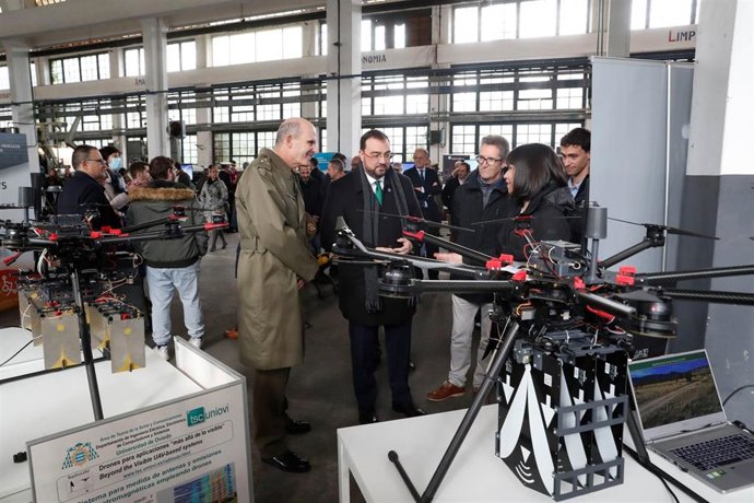 Adrián Barbón, en el centro, en una imagen de archivo