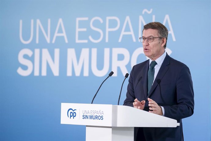 El presidente del Partido Popular, Alberto Núñez Feijóo, durante una rueda de prensa, en el Hotel VP, a 28 de diciembre de 2023, en Madrid (España). Feijóo ha hecho hoy balance del año 2023, analizando la situación de España con el nuevo Gobierno de coa