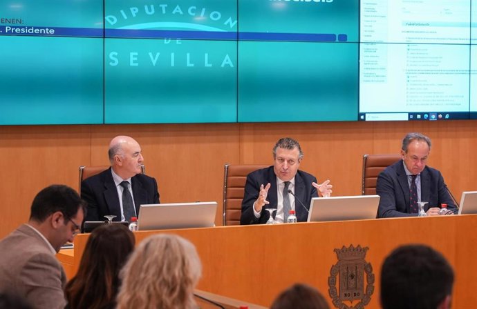 El presidente de la Diputación de Sevilla, Javier Fernández, en el Pleno de aprobación de los presupuestos de 2024.