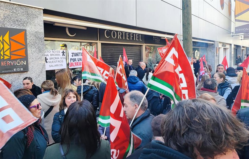 Concentración laboral a las puertas de una de las firmas del grupo Tendam, en el Centro Comercial Nervión Plaza.