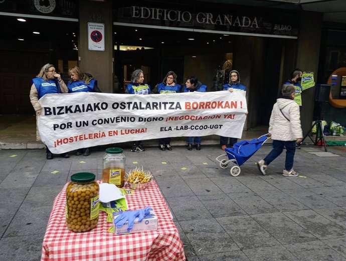 Concentración de trabajadores de hostelería de Bizkaia en protesta en Bilbao por la renovación de su convenio