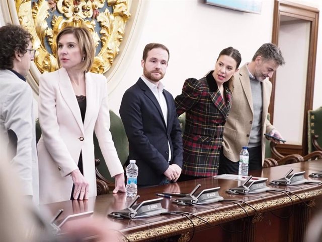 La portavoz del PSN en el Ayuntamiento de Pamplona, Marina Curiel (2d), en el pleno de debate de la moción de censura.