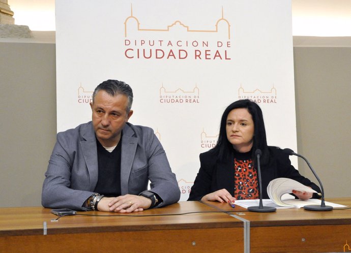 La portavoz de la Diputación de Ciudad Real, Rocío Zarco,  junto al vicepresidente cuarto, Adrián Fernández.