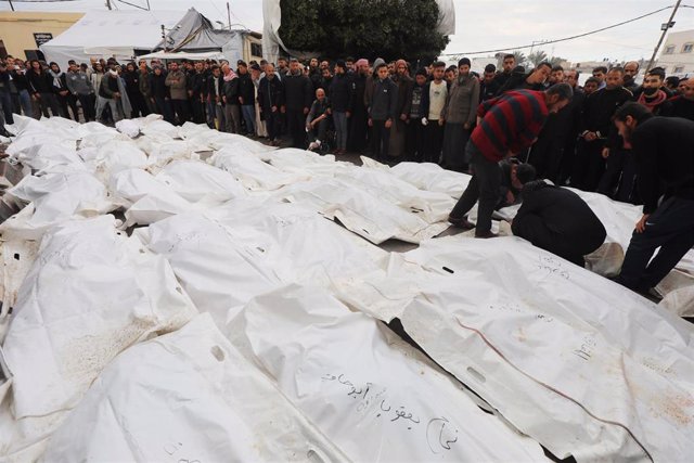 Funeral de los 70 muertos en un bombardeo del Ejército de Israel contra el campamento de refugiados de Al Maghazi, en el centro de la Franja de Gaza (archivo)