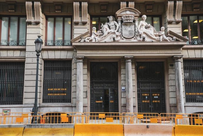 Edificio de Via Laietana 8-10 que se rehabilitará para albergar oficinas municipales.