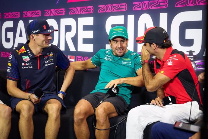 Archivo - Fernando Alonso y Carlos Sainz junto a Max Verstappen durante la rueda de prensa del Gran Premio de Singapur