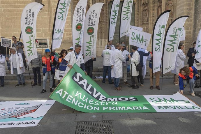 Archivo - Médicos de atención primaria durante una concentración. Imagen de archivo.