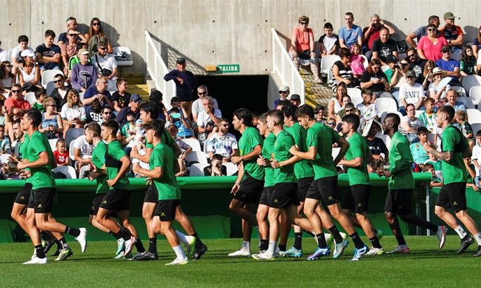Archivo - Entrenamiento del Racing abierto a los aficionados