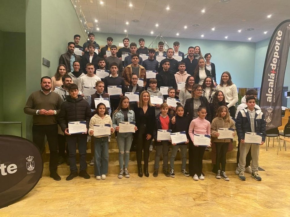 La alcaldesa, Ana Isabel Jiménez, ha hecho entrega de diplomas destacando el papel de embajadores de estos deportistas y su ejemplo para la juventud.