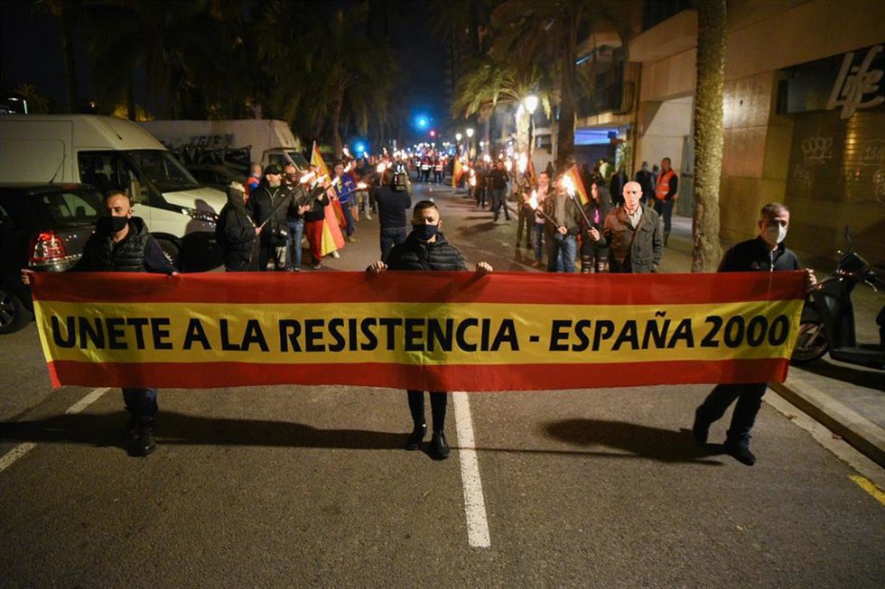 Archivo - Un grupo de personas participa en la manifestación convocada por la formación de extrema derecha España 2000, en el Paseo de la Alameda, a 13 de noviembre de 2021, en Valencia.