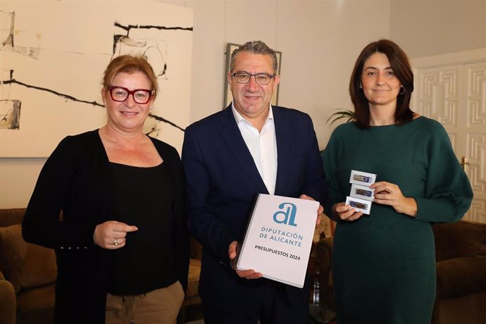 El presidente de la Diputación de Alicante, Toni Pérez, y las dos vicepresidentas, Ana Serna y Marina Sáez