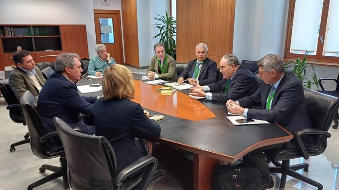 Reunión de representantes del PSOE-A y de Cooperativas Agro-alimentarias de Andalucía.