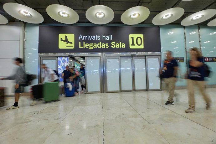 Archivo - Varios pasajeros salen con sus maletas en la sala 10 de llegadas de la Terminal 4 del Aeropuerto Adolfo Suárez Madrid-Barajas, a 1 de agosto de 2023, en Madrid (España). 