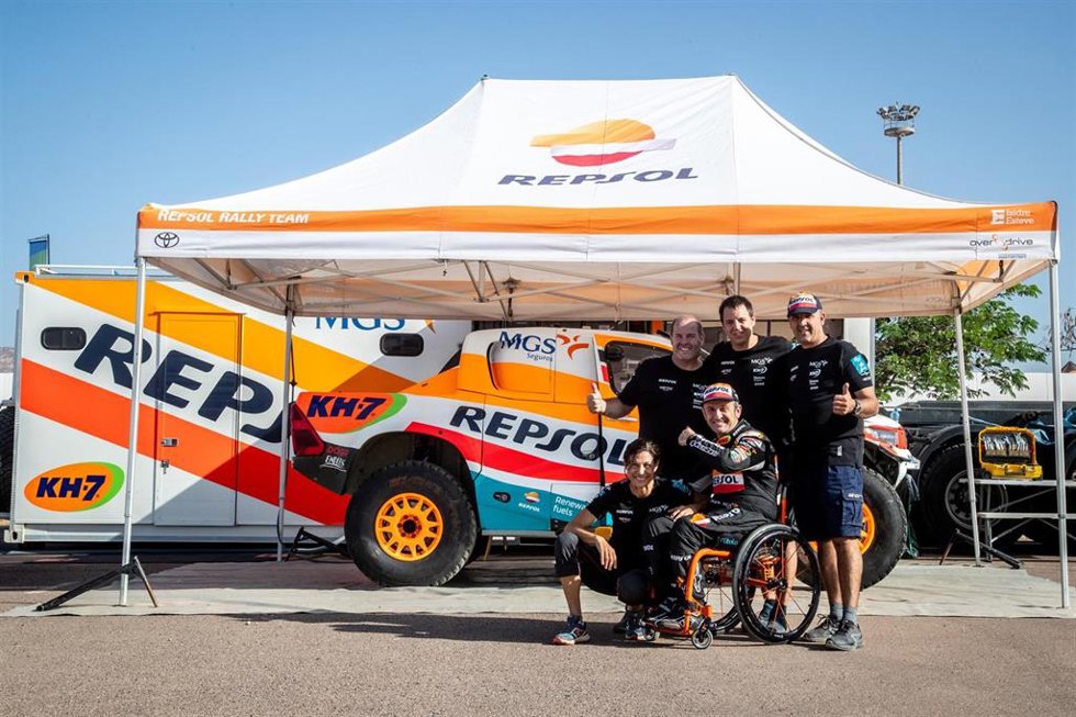 Archivo - El piloto Isidre Esteve junto a su equipo del Repsol Toyota Rally Team para el Dakar 2024