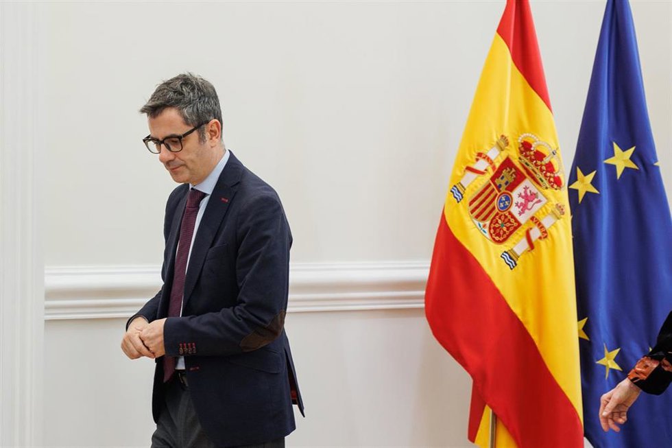 El ministro de la Presidencia, Justicia y Relaciones con las Cortes, Félix Bolaños, durante una reunión con la presidenta del Consejo General de la Abogacía Española, Victoria Ortega, durante una reunión, en el Palacio de Sonora, a 28 de diciembre de 20