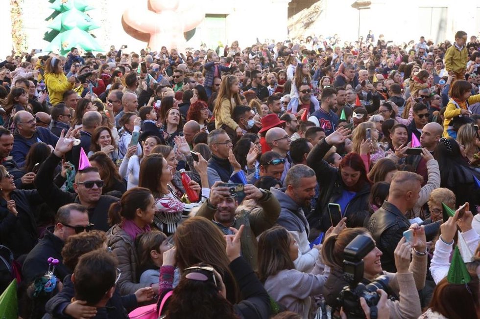 Numerosas personas celebrando la Nochevieja en Alicante